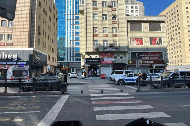 Motosikletin çarptığı yaya yaralandı 