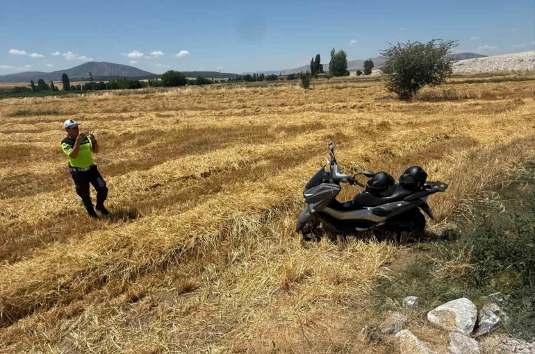 Motosikletin devrildiği kazada 2 kişi yaralandı 