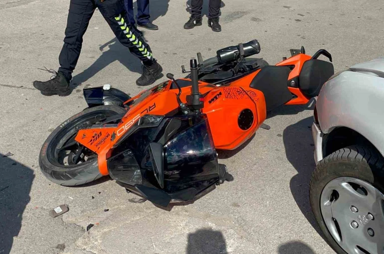 Motosikletin otomobille çarpıştığı kaza kamerada: 1 yaralı 