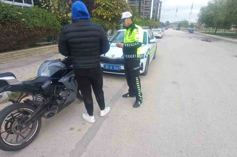 Motosikletinin plakasını bantla değiştiren sürücü polise yakalandı 