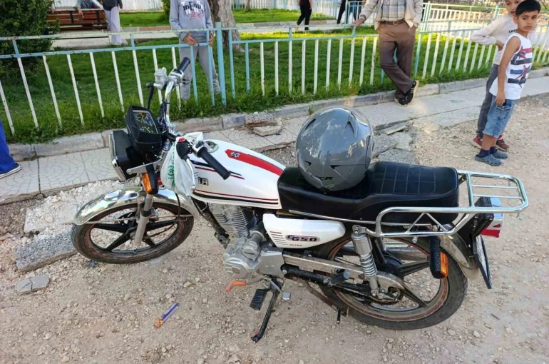 Motosikletle bisikletin çarpıştığı kazada 2 kişi yaralandı 