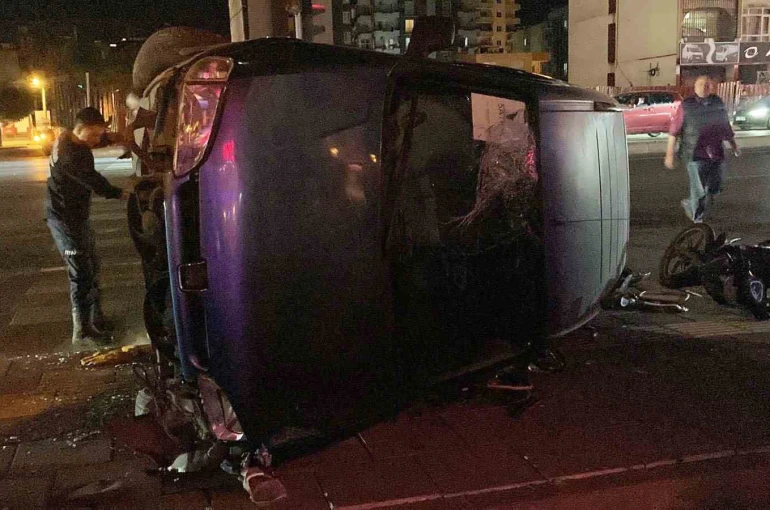 Motosikletle çarpışan hafif ticari araç devrildi: 3 yaralı 