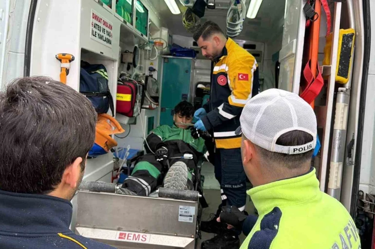 Motosikletle otomobil çarpıştı: 1 yaralı 