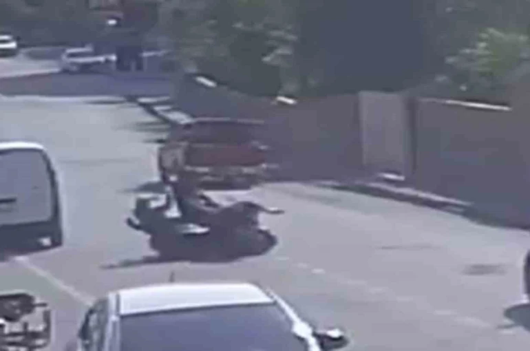 Motosikletlerin kafa kafaya çarpıştığı kazada 3 kişinin yere savrulduğu anlar kameraya yansıdı 