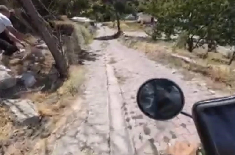 Motosikletli gezgine önce hakaret ettiler sonra taşla kovaladılar