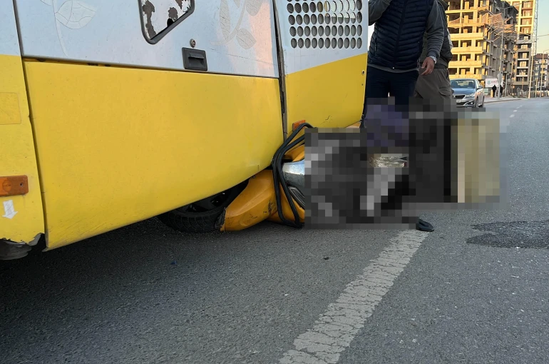 Motosikletli kurye belediye otobüsüne çarptı: 1 yaralı