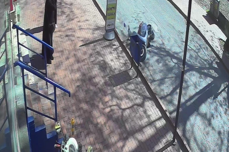 Motosikletli yayadan kaçarken kaza yaptı 
