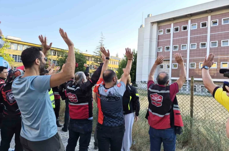 Motosikletlilerden onkoloji servisindeki çocuklara sürpriz