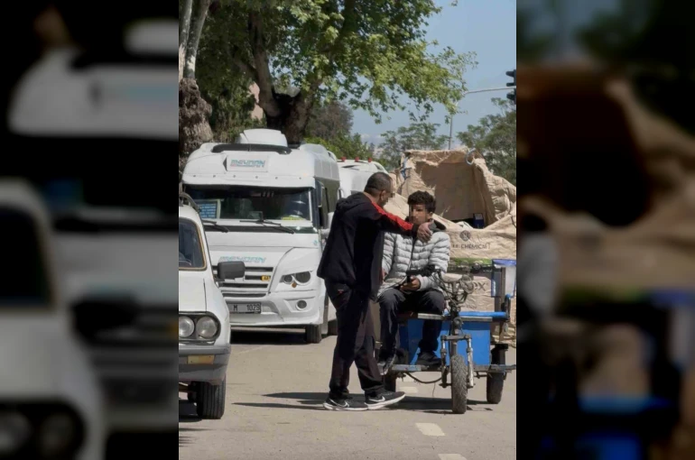 Motosikletlinin yolunu kesip tehditler savurdu 