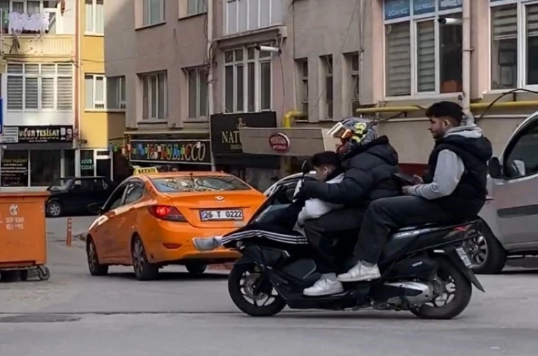 Motosiklette üç kişilik tehlikeli yolculuk 