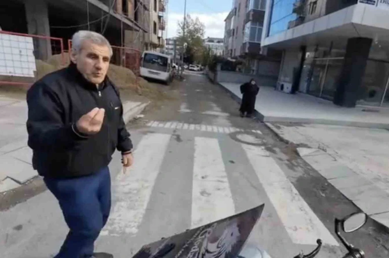 Motosikletten inip yol vermekte direndi: Ben geçmem