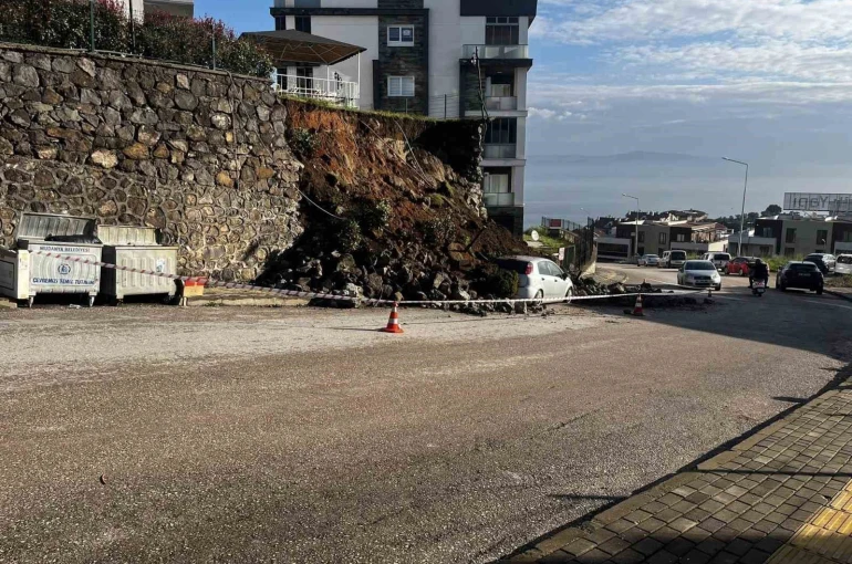 Mudanya’da yağmura dayanamayan istinat duvarı çöktü 