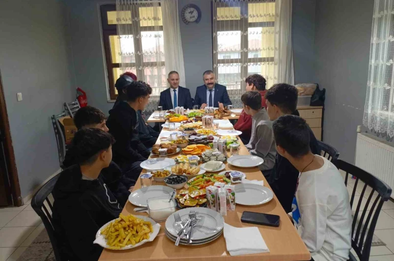 Müdür Bayrak çocuklarla bir araya geldi 