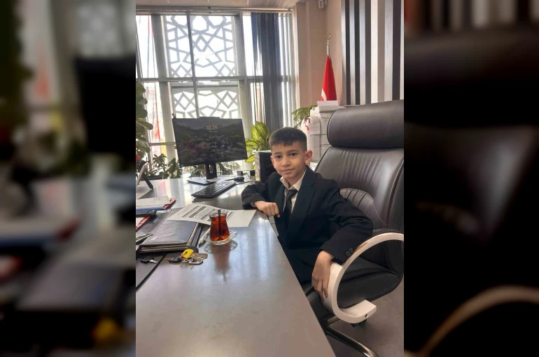 Müdür koltuğuna oturan küçük çocuk ilk talimatıyla arkadaşlarını sevindirdi 