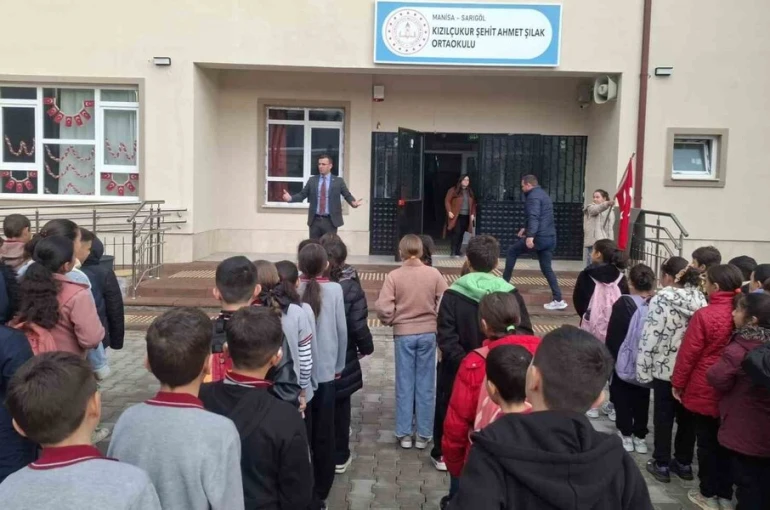 Müdür Yıldırak öğrencilerle buluştu 