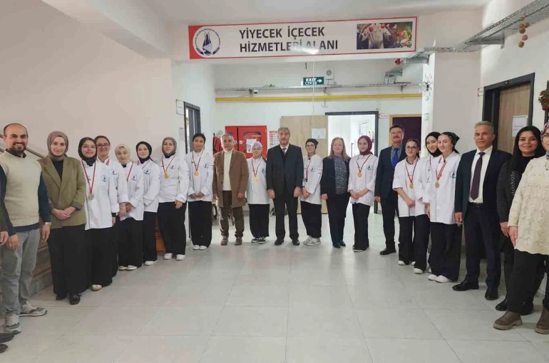Müdür Yılmaz, uluslararası yemek yarışmasında dereceye giren öğrencileri ziyaret etti