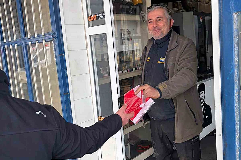 Muğla Büyükşehir Belediyesi Türk Bayrağı dağıtarak dayanışma mesajı verdi 