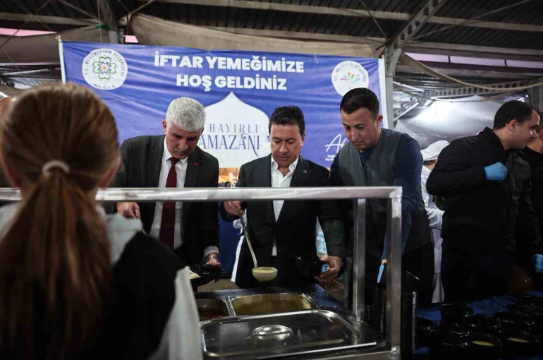 Muğla Büyükşehir iftar sofralarını ilçelerde kurmayı sürdürüyor 