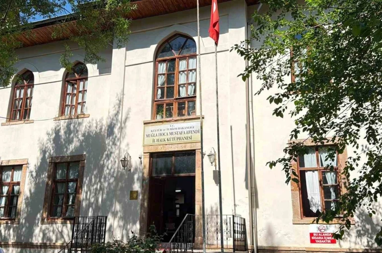 Muğla Halk Kütüphanesi güçlendirme için tahliye ediliyor 
