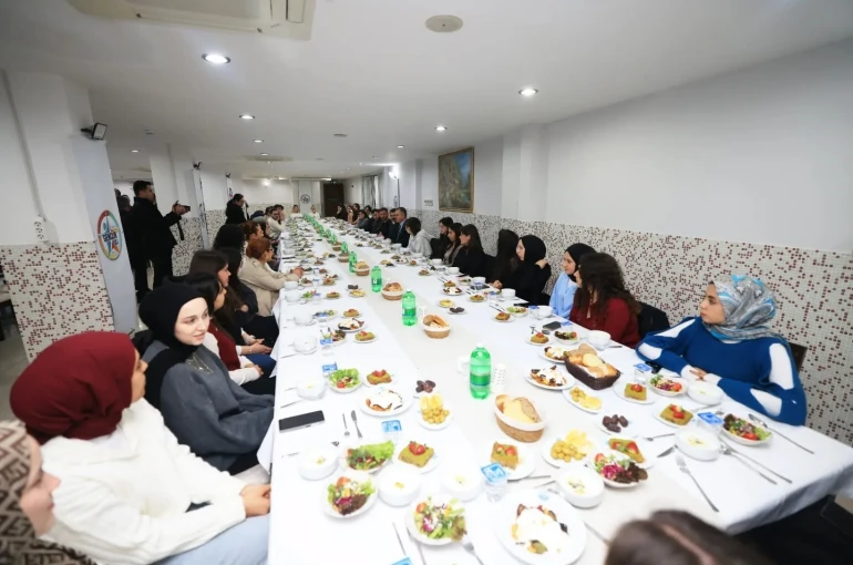 Muğla Valisi Dr. Akbıyık, Köyceğiz’de düzenlenen iftarda gençlerle sohbet etti