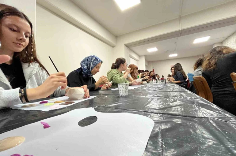 Muğla’da gençlerden yurt öğrencilerine seramik atölyesi