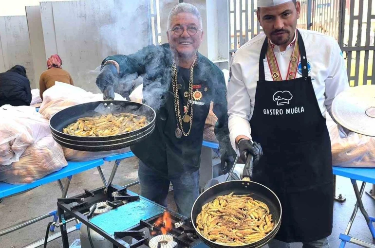 Muğla’da Karadeniz rüzgarı: 5 ton hamsi ikram edildi 