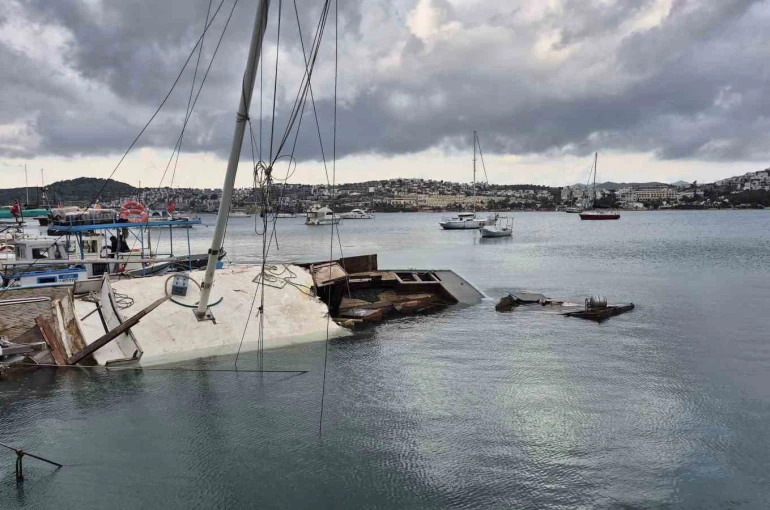 Muğla’da kuvvetli rüzgar tekne batırdı 