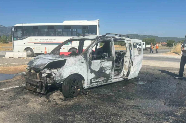 Muğla’da seyir halindeki araç alev alev yandı 