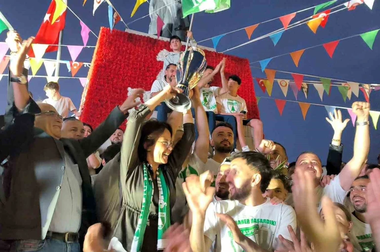 Muğlaspor kupa ile evine döndü 