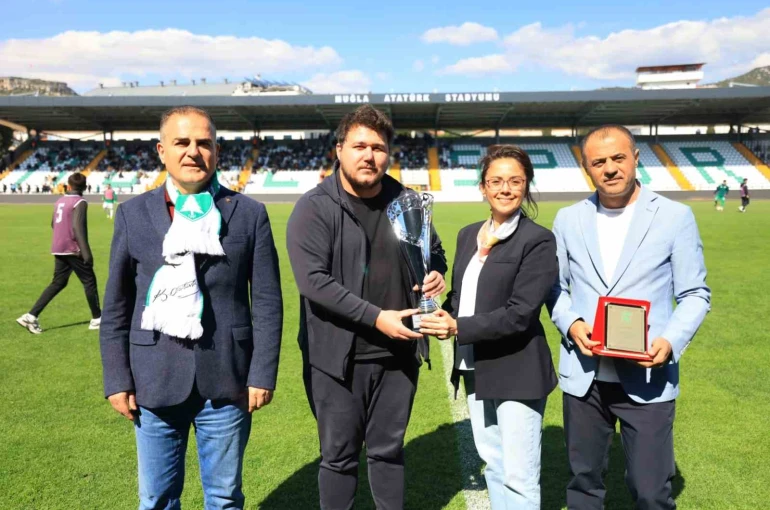 Muğlaspor Masa Tenisi Takımı şampiyonluk kupasını kaldırdı 