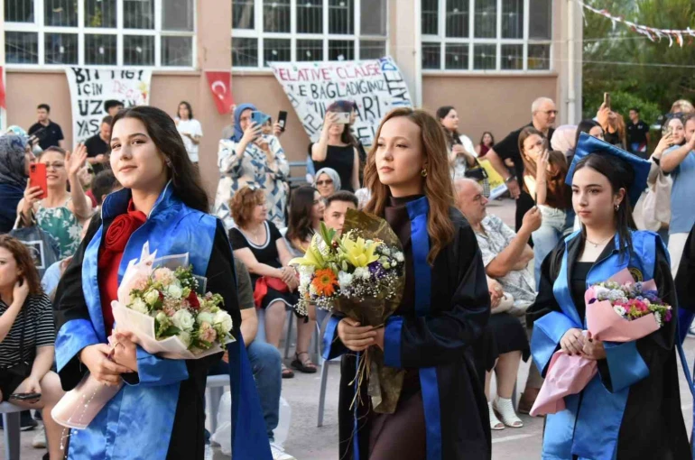 Muharrem Hasbi Anadolu Lisesi’nde mezuniyet sevinci 