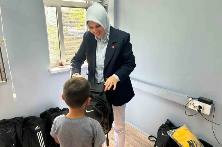 Muhtar anadan öğrencilere kırtasiye desteği 