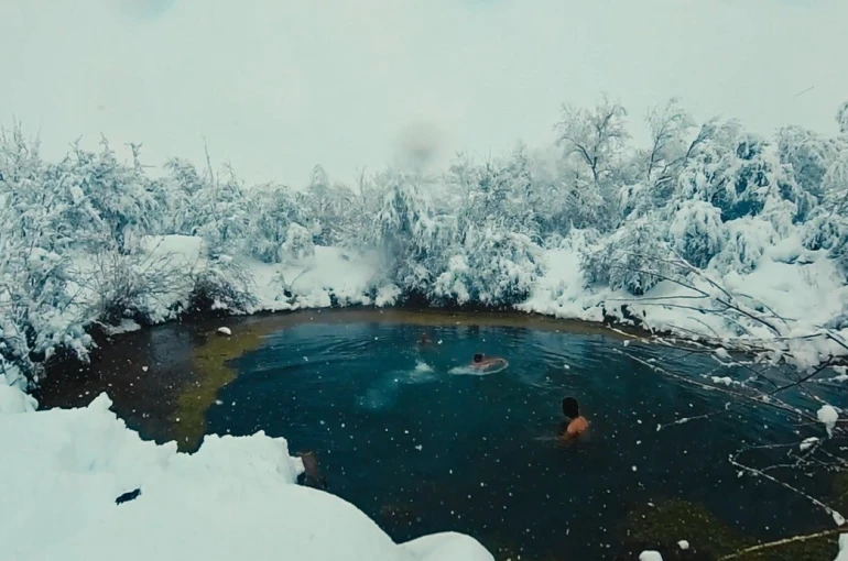 Muhteşem manzarada üç arkadaş kar yağışı altında gölette yüzdü 