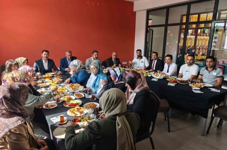 Muradiye Halk Eğitim Merkezinden usta öğreticilere teşekkür kahvaltısı