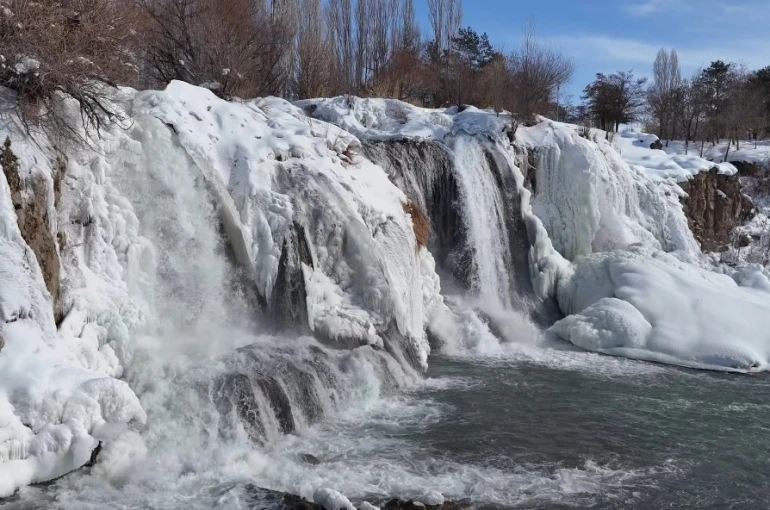 Muradiye Şelalesi beyaz gelinliğini giydi 