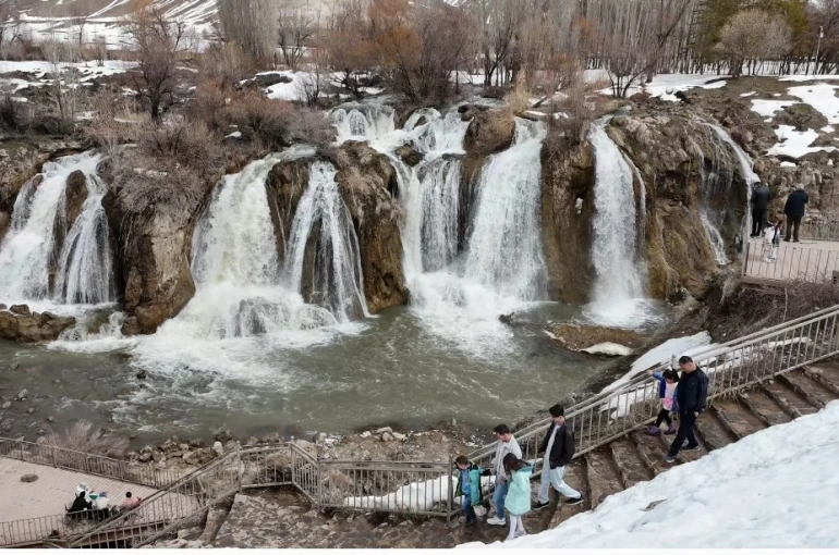Muradiye Şelalesi her mevsim ayrı bir güzel 