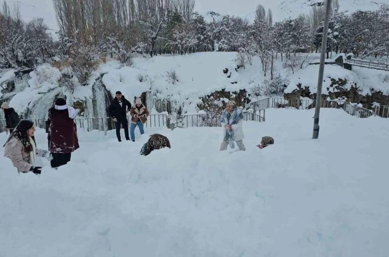 Muradiye Şelalesi’ne ziyaretçi akını 