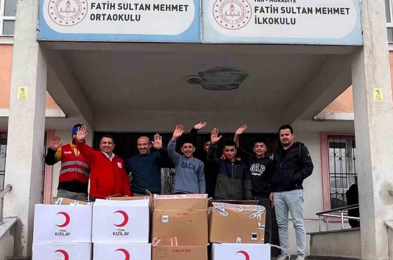 Muradiye’de 16 bin öğrenciye giyim desteği 