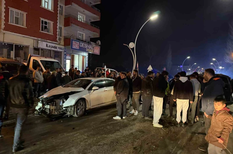 Muradiye’de otomobil ve kamyonet çarpıştı: 2 yaralı 