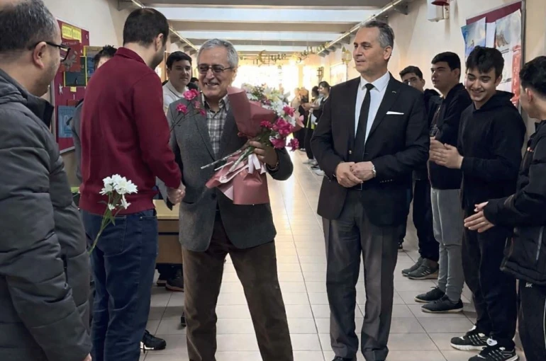 Muratlı’da emekli olan öğretmene duygusal veda 