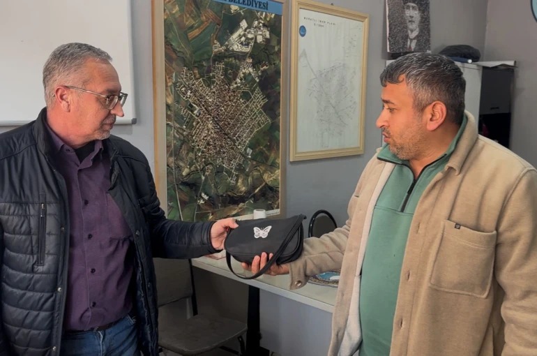 Muratlı’da örnek davranış: Parkta bulduğu çantayı zabıtaya teslim etti 