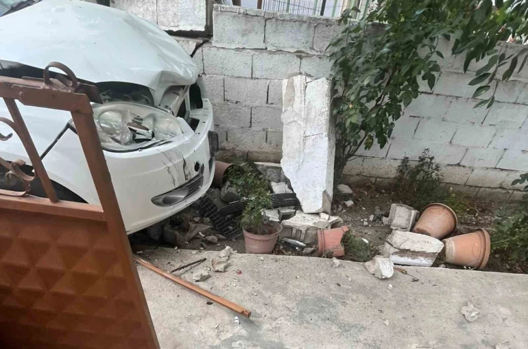 Muratlı’da otomobil bahçe duvarına çarptı
