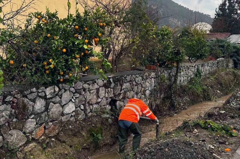 MUSKİ ekipleri 24 saat yağmur mesaisinde