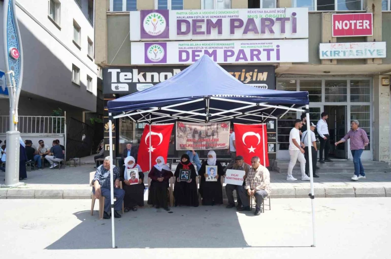 Muşlu ailelerin evlat nöbeti devam ediyor 