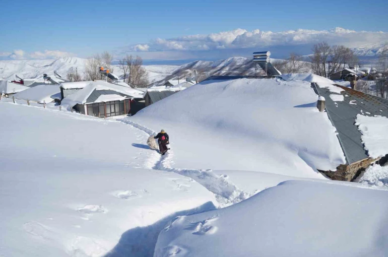 Muş’ta 1800 rakımlı köy kara gömüldü: Evler kar altında, ulaşım tünellerle sağlanıyor 