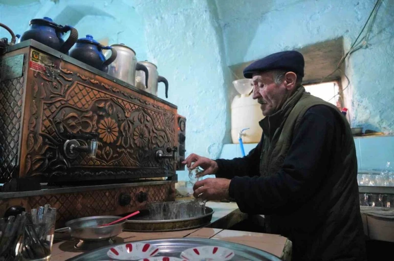 Muş’ta 350 yıllık tarihi çay ocağında 55 yıldır çay demliyor 