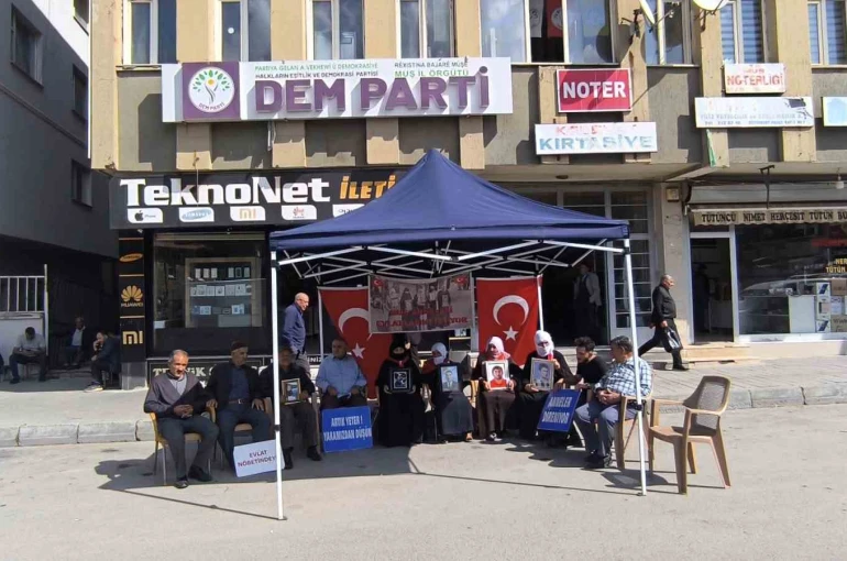 Muş’ta ailelerin DEM Parti önündeki eylemi sürüyor