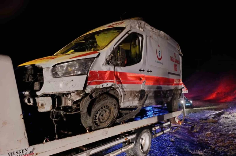 Muş’ta ambulansı devrildi: 5 yaralı