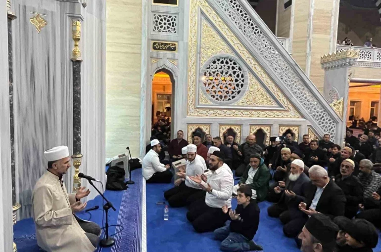 Muş’ta Berat Kandili’nde camiler doldu taştı