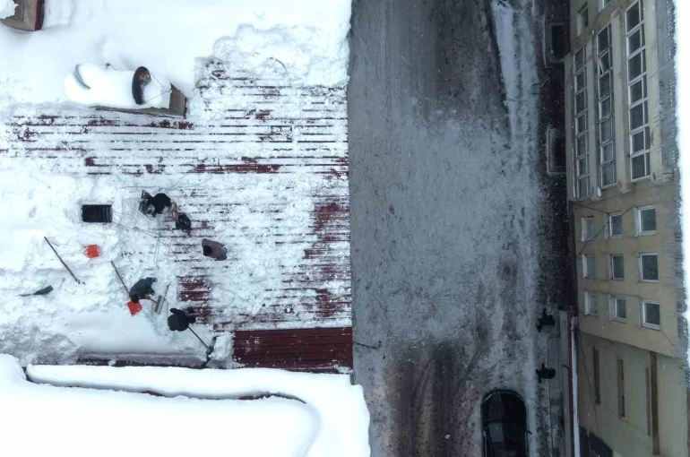 Muş’ta çatı temizleyen işçilerin zorlu mesaisi 